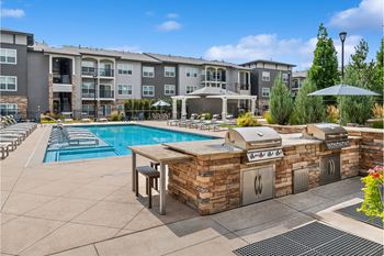 outdoor grilling area at Carrick Bend apartments